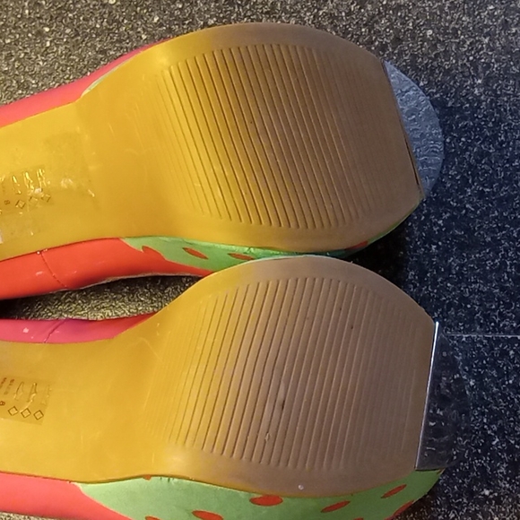 Hot Pink Platform heels by Shoe Republic - Picture 6 of 8